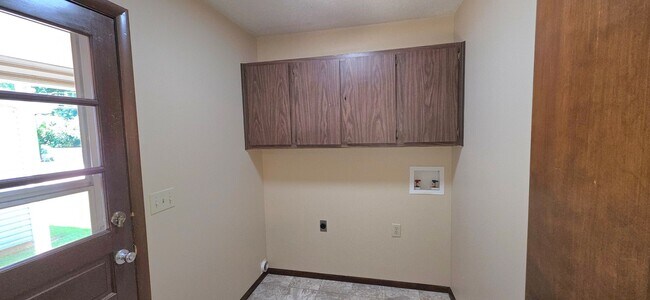 Building Photo - 2 Bedroom House close to Hospitals!  $895