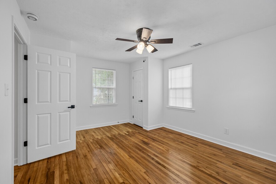 Building Photo - 12 N Parkwood Dr