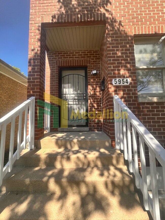 Building Photo - 5954 S Maplewood Ave