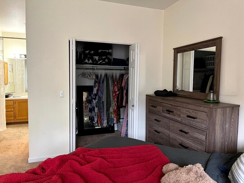 Master bed closet - 4545 Wheaton Dr