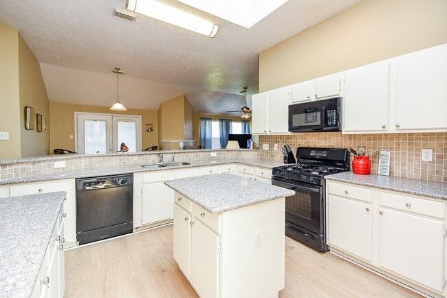 Building Photo - 14915 Willow Hearth Dr