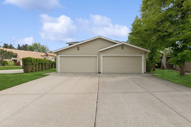 Building Photo - Spacious Townhome in North Kalispell