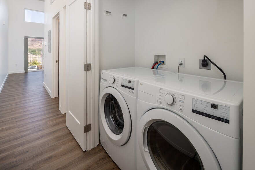 Building Photo - 443 Kane Creek Blvd