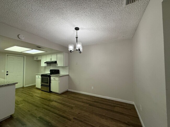 Building Photo - Must see! 2-bedroom, 2-bathroom single-sto...