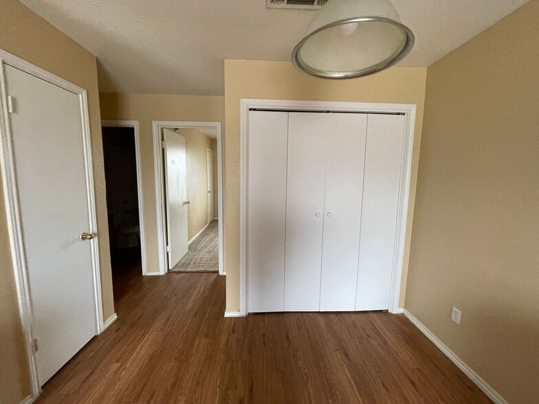 Building Photo - 1603 Cedarhill Dr