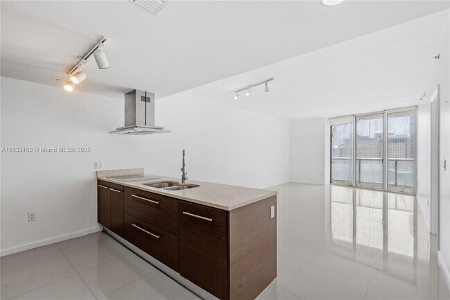 Building Photo - 495 Brickell Ave