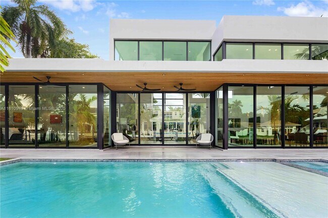 Building Photo - 401 Royal Plaza Dr