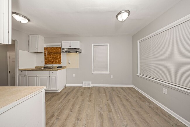 Building Photo - 3 bedroom newly renovated $1250