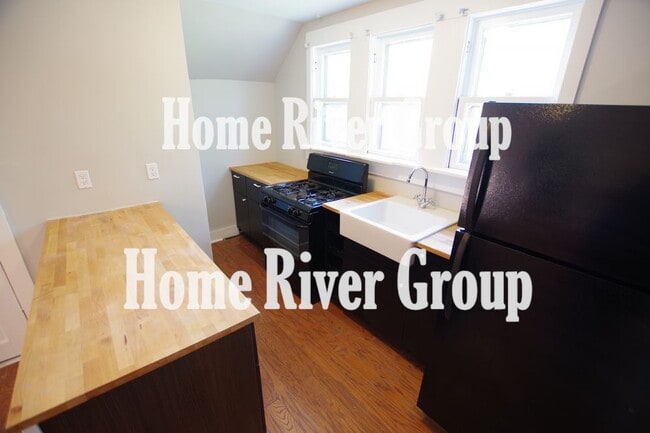 Building Photo - Hyde Park Carriage House 1  BR 1 BA
