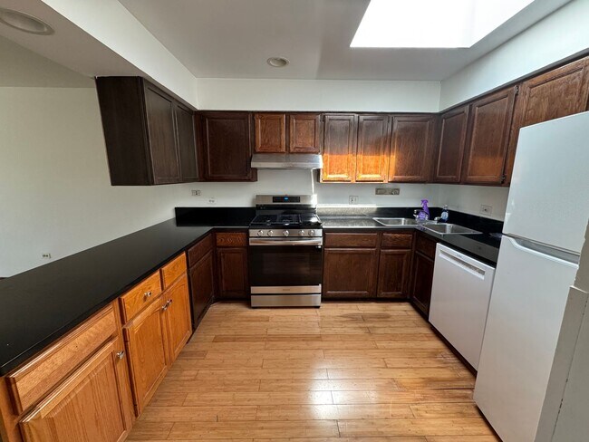 Building Photo - Spacious 2BR Townhome in West Ridge – 1,80...