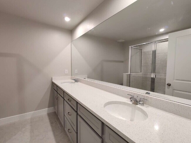 Building Photo - Beautiful 3-Bedroom Townhome in Gated Avea Pointe