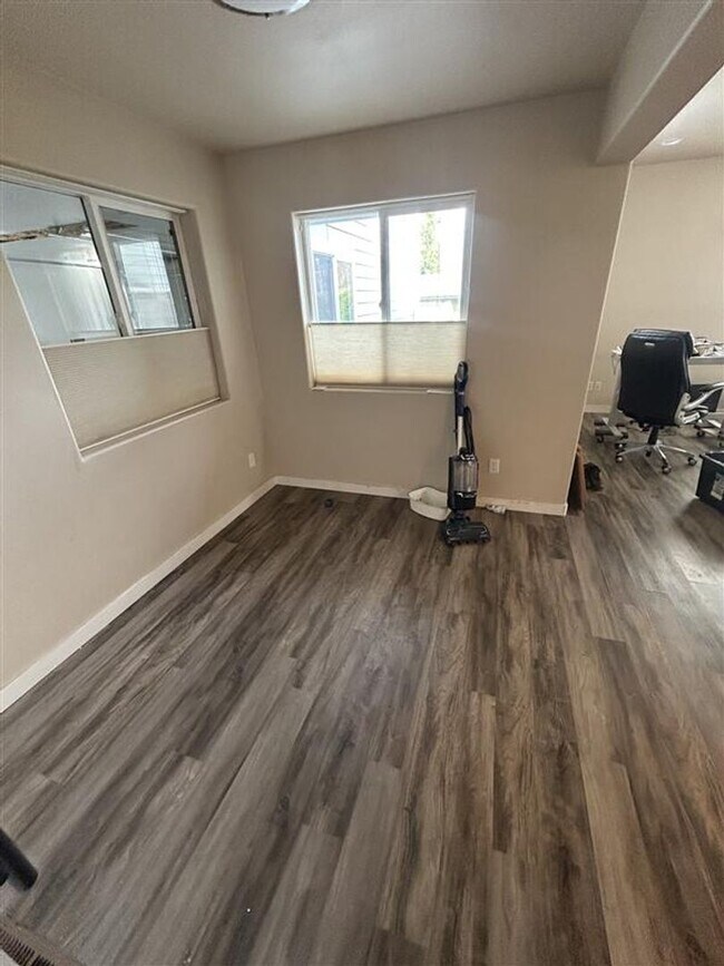 Building Photo - 211 Baker St