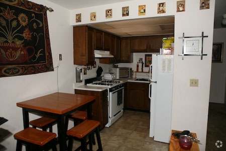 Kitchen - Deer Trail Apartments