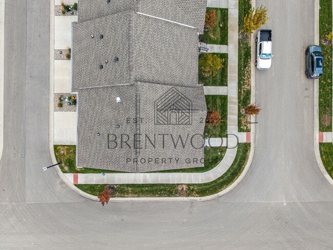 Building Photo - Move-In Ready Modern Townhome in Sought-Af...