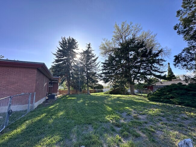 Building Photo - 94 Yale St