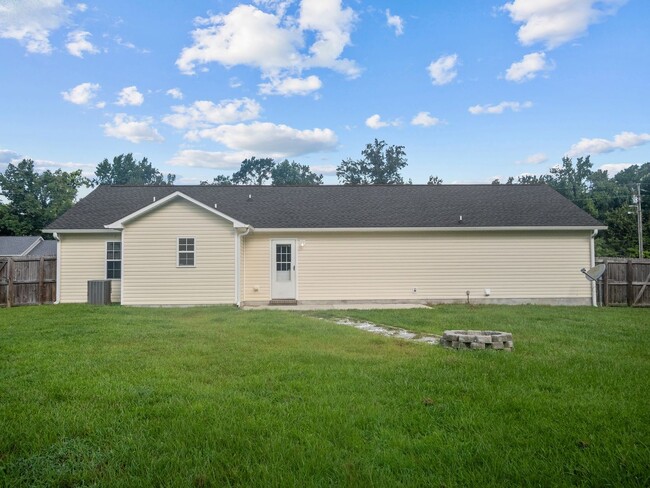 Building Photo - Welcome to Woodbury Farm!