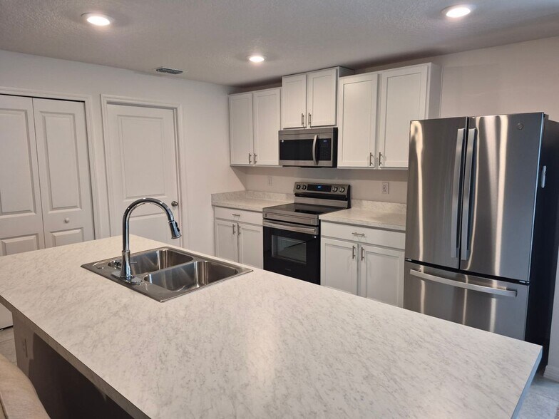 Building Photo - 2328 Bimini Ave