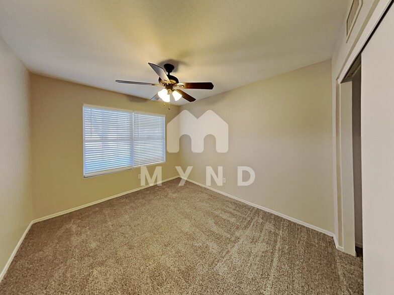 Building Photo - 8027 W Laurel Ln