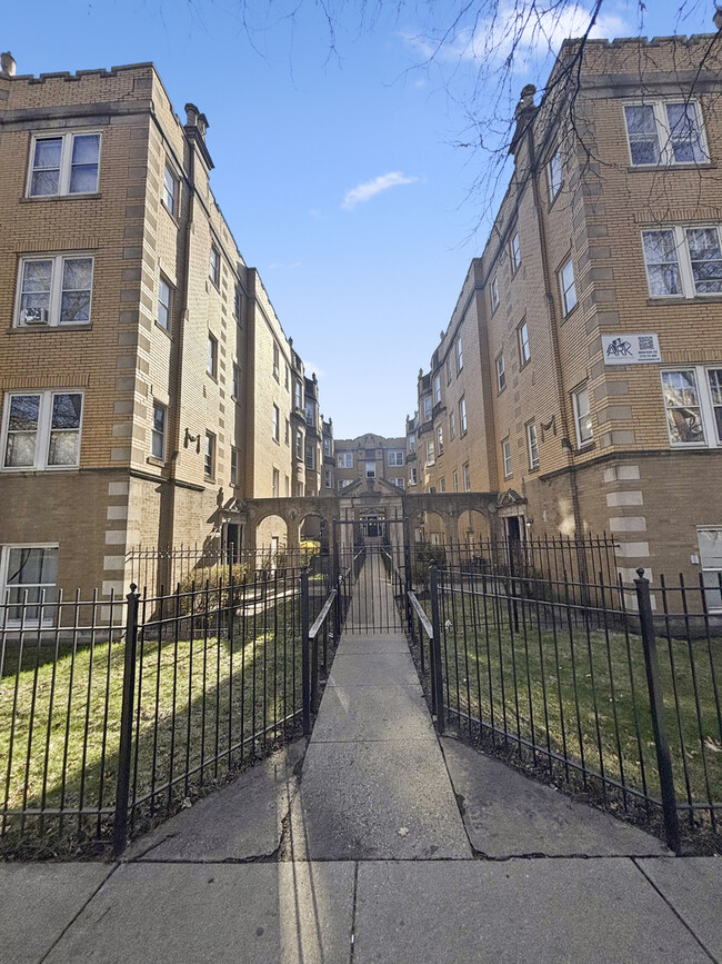 Primary Photo - 7405 N Damen Ave