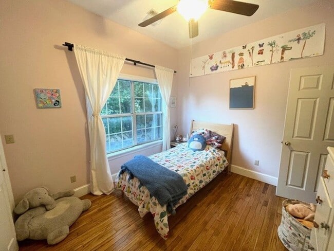 Building Photo - HISTORIC DOWNTOWN  3 bedroom 2.5 bath home