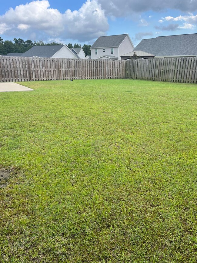 Building Photo - Pet Friendly with fenced in backyard