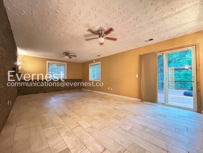 Building Photo - Beautiful 4 Bed/3 Bath Home with 3 Car Garage / Available Now!