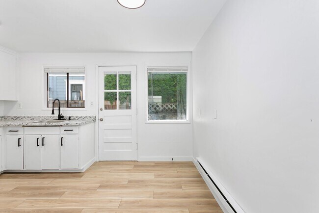 Building Photo - 610 S Sheridan Ave