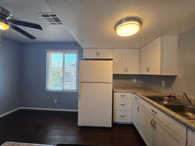 Building Photo - 3 Bedroom Apartment