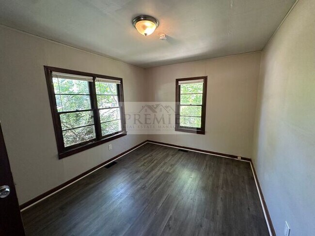 Building Photo - 1 bd/1 ba -1017 S Glenwood Dr #A, Independence, MO 64053 DUPLEX - Rent $825 - FRONT OF Duplex