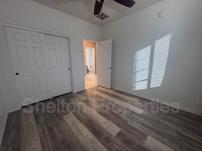 Building Photo - 29128 N 22nd Ave