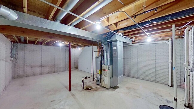 Building Photo - Duplex with two large bedrooms, walk in closet, 1.5 bath, full basement, lawn and snow removal in...