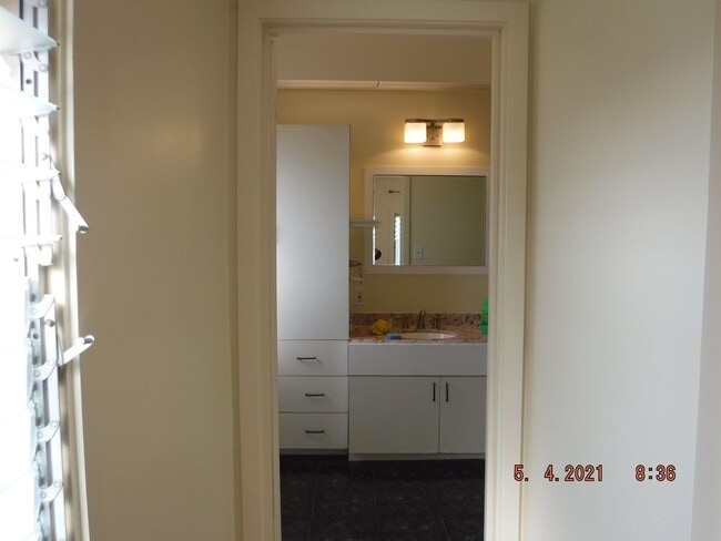 Building Photo - Kahala Hts Cottage 2 / 1 / garage