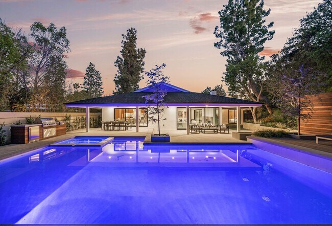 Building Photo - 16110 Clear Oak Dr