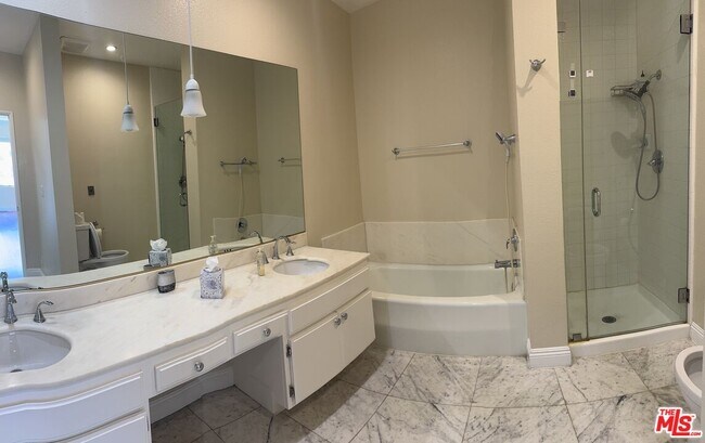 Building Photo - 1101 Rexford Dr