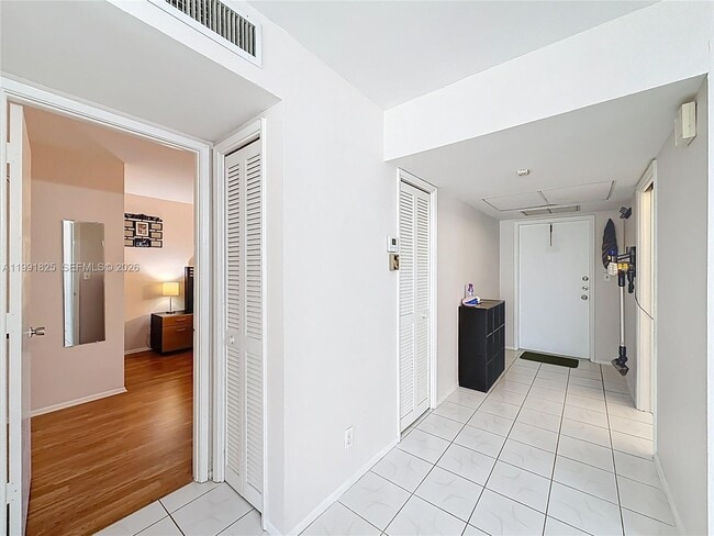 Building Photo - 605 Oaks Dr