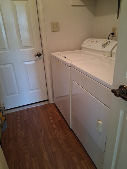 Laundry room - 1858 Queensbridge Cir