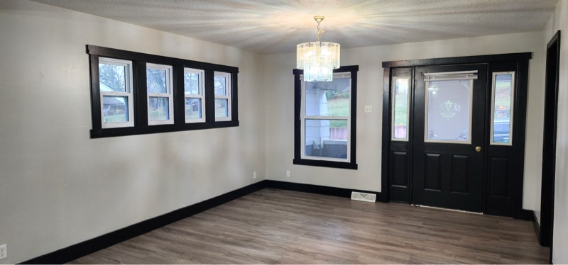 Building Photo - 144 S Main St