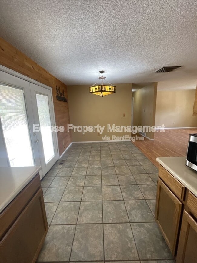 Building Photo - 626 Meadowood St