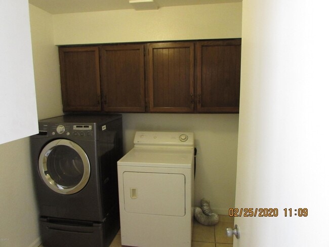 Building Photo - 1020 W La Jolla Dr