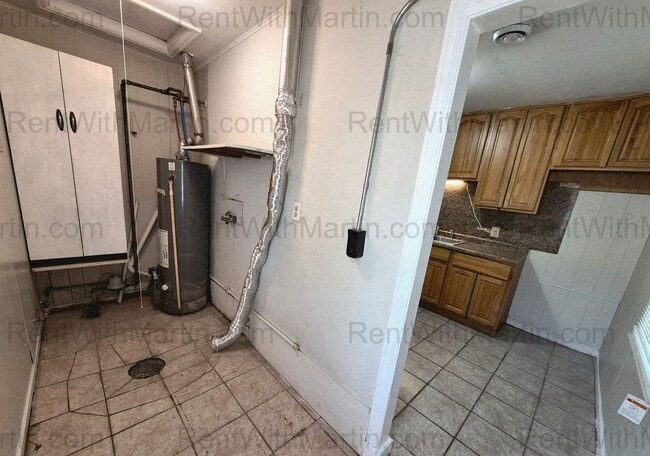 Building Photo - FOR RENT- 2 bedrooms on Ackermant! Pets Ok!