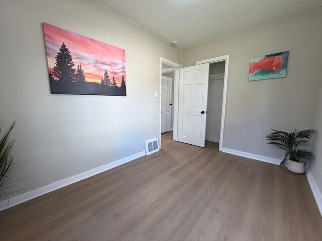 Building Photo - Remodeled 3 bed, 1 bath home for rent in E...