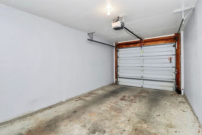 Building Photo - Spacious 2BD/2.5BA Condo in NODA!