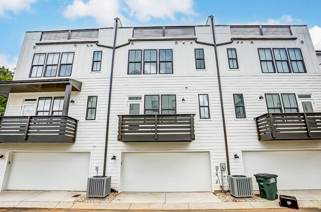 Building Photo - NEW TOWNHOME W/ ROOFTOP TERRACE @ 5West Te...