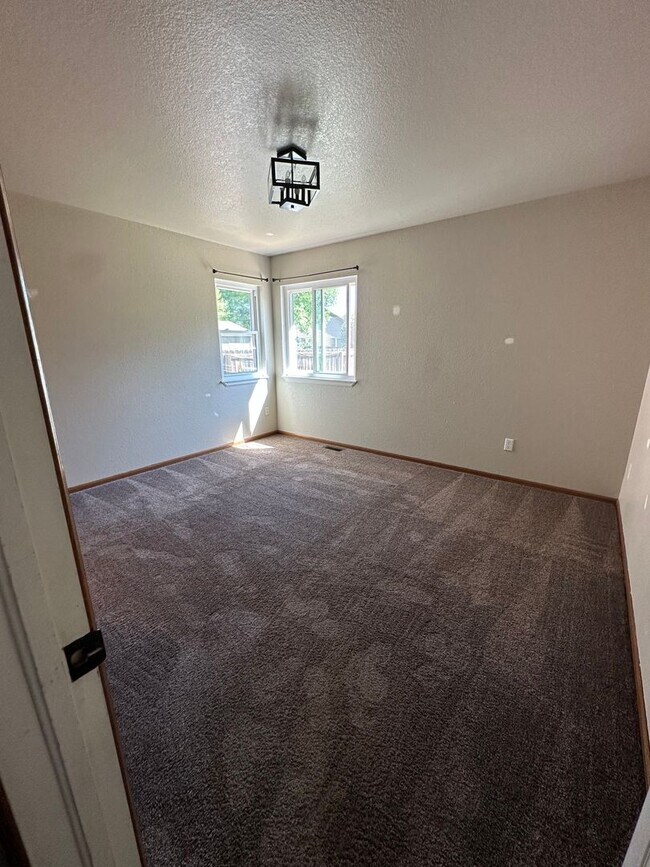 Building Photo - Spacious 5 Bedroom 3 Bath Home