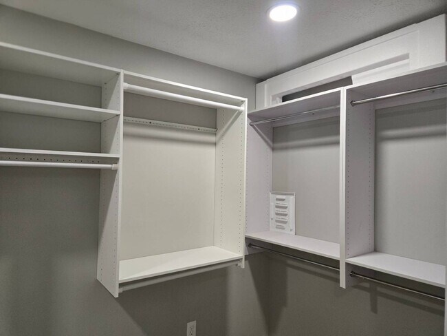 Building Photo - Charming 5-Bedroom Property in Prime Location