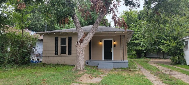 Primary Photo - Adorable 3 bedroom/1 bath home with centra...