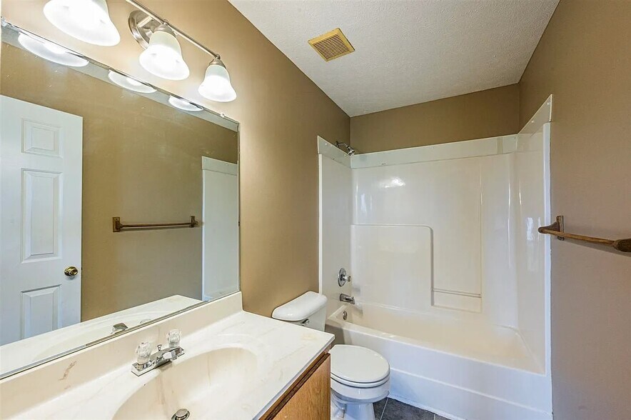 Building Photo - 126 Candle Ct