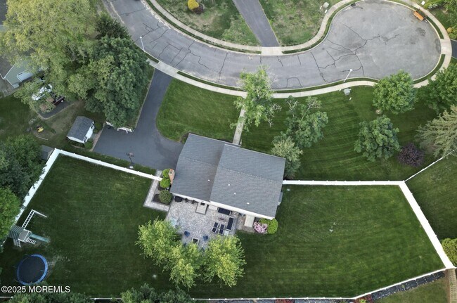 Building Photo - 17 Acorn Dr