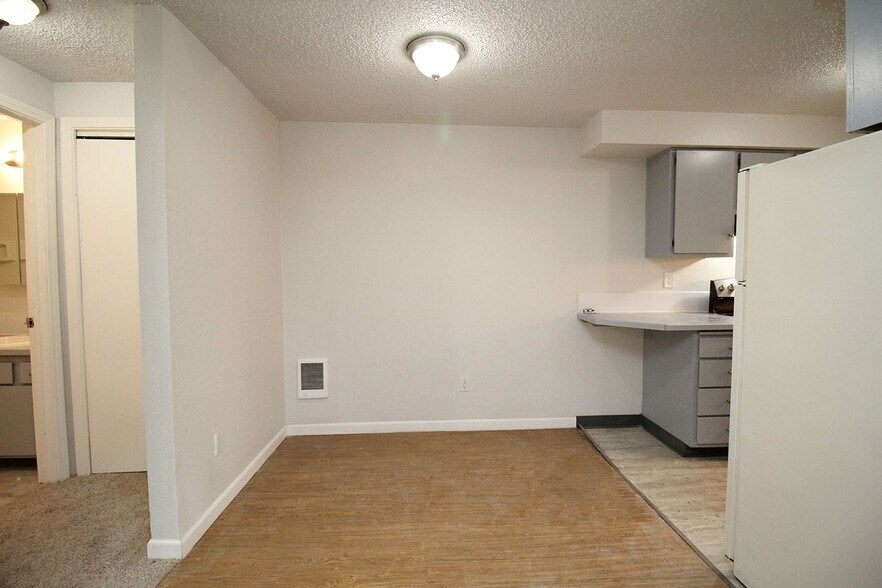 Building Photo - 5704 SW Beaverton Hillsdale Hwy