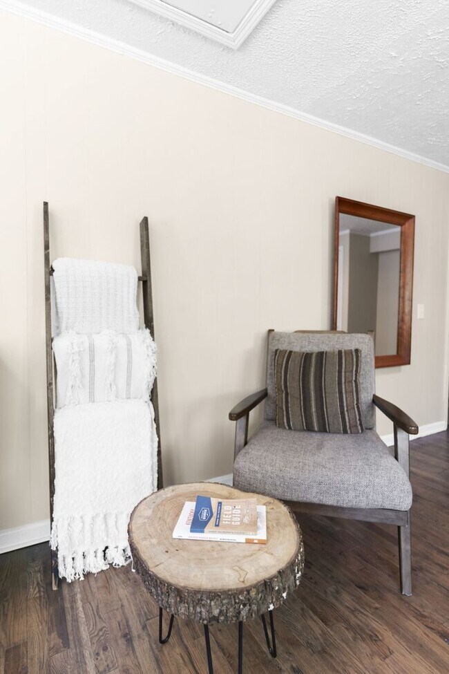 Building Photo - 3 Bedroom Furnished in Oldham County